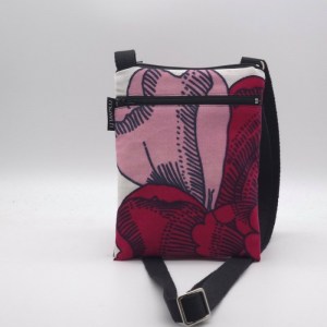 Pieni olkalaukku Kaali, taskulla