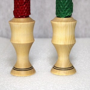 Mehiläisvahakynttilä jalalla