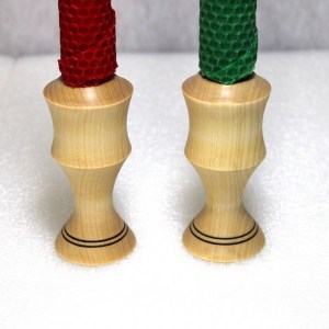 Mehiläisvahakynttilä jalalla