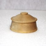 Korurasia  - Puinen rasia kannella