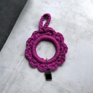 Virkattu pyyheripustin